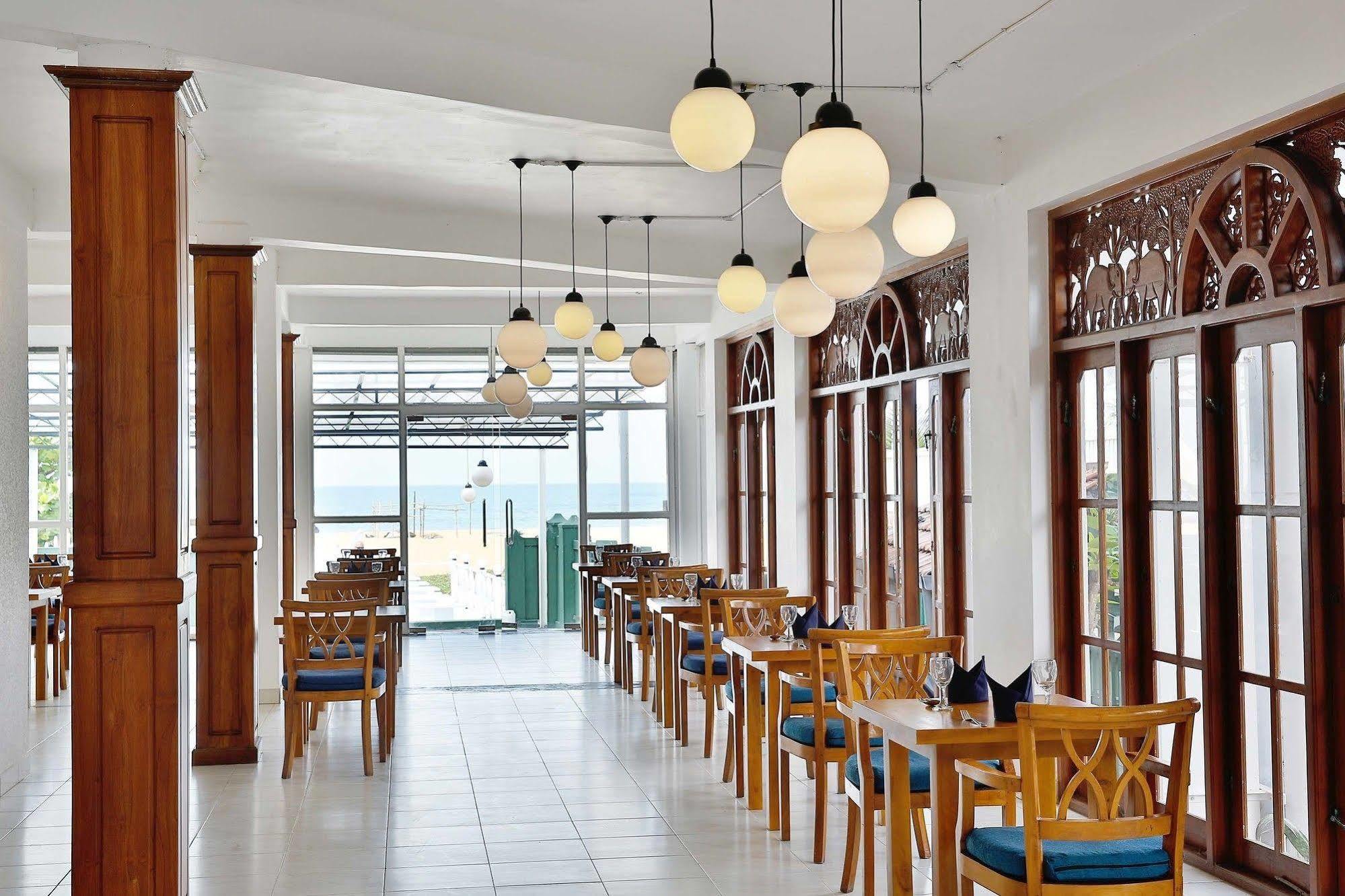 The Reef Beach Hotel เนกอมโบ ภายนอก รูปภาพ